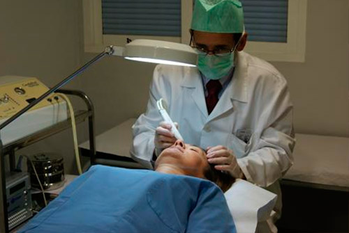 690289-centro-dermatologico-dr-galvan-perez-del-pulgar-interior-de-consultorio